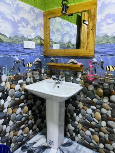 a bathroom with a sink and a mirror at NETHSARA cottage in Ella