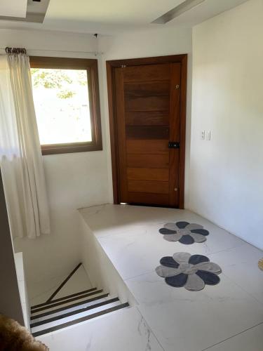 a room with a room with a door and a rug at Estadia Barragem do Salto - Casa Mugam in São Francisco de Paula