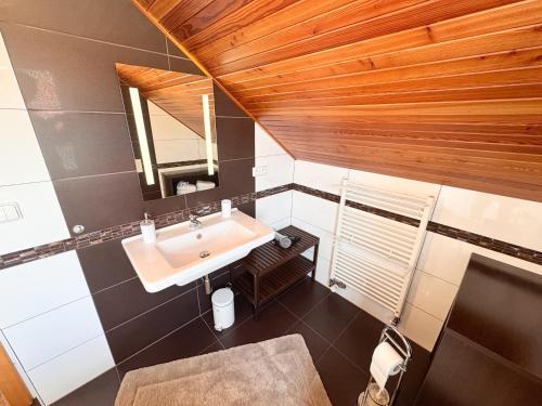 a bathroom with a sink and a mirror at Casa Maika in Frymburk