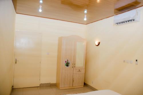 a room with a door with a flower on it at Raoul Immobilier JDMK in Brazzaville