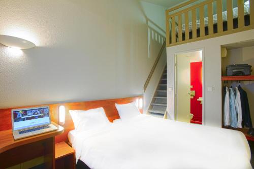 Кровать или кровати в номере B&B HOTEL Avignon 1