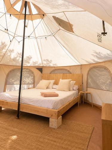 a bedroom in a tent with a bed in it at Pink lemon Galmping in Elche
