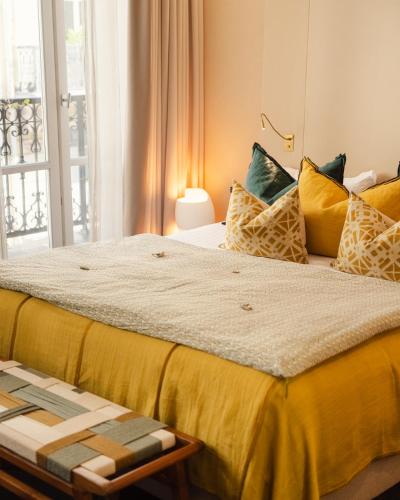 two beds sitting next to each other in a room at Beausejour Ranelagh in Paris