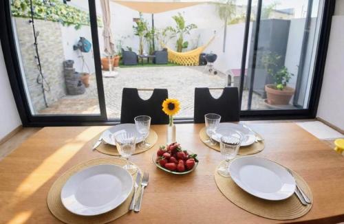 Casa Elegante V3 Moderna 2 Suítes, Jardim e Garagem Privados