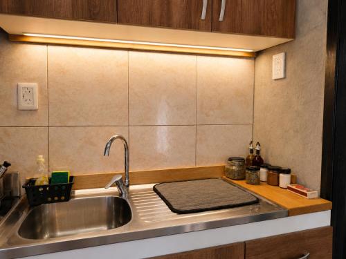 a kitchen counter with a sink and a sink at Tierras Mágicas in Villa Pehuenia