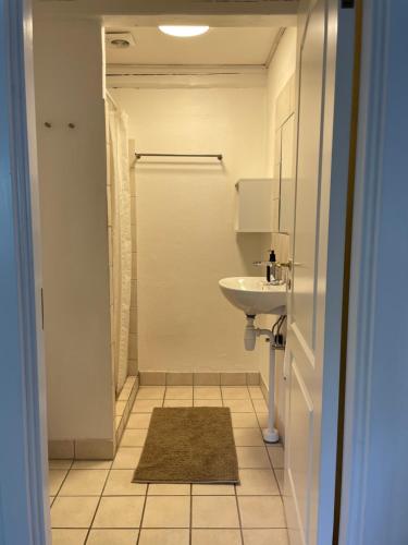 a small bathroom with a sink and a toilet at Davinde Gæstgiveri in Odense