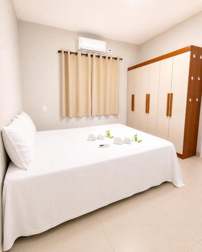 a white bedroom with a large white bed at Brisa do Preá- 700m da Praia do Preá -12km de Jeri in Prea