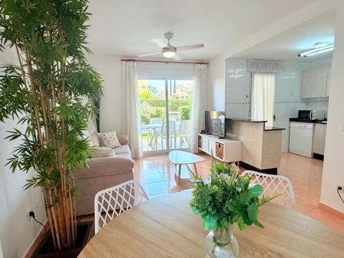 Bajo con jardin privado piscina 250m playa