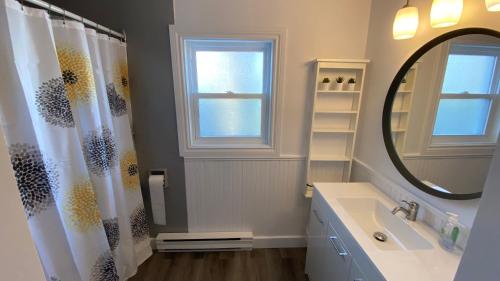 a bathroom with a sink and a mirror at Le Milka I in Longueuil