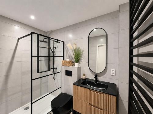 a bathroom with a sink and a mirror at Gîte La Petite Villette in Fronville