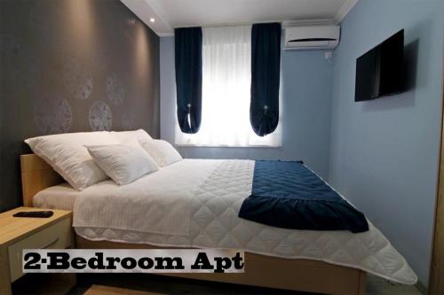 a bedroom with a bed with a window and a bed gmaxwell sidx sidx at Top Belgrade Apartments in Belgrade