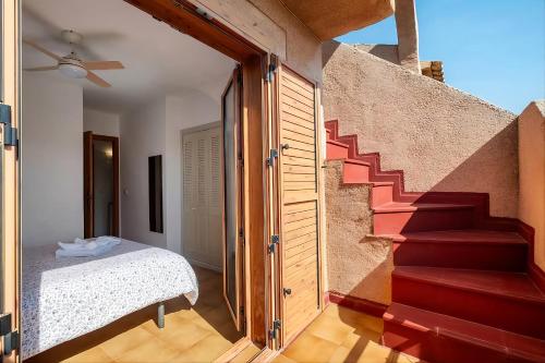 a bedroom with a staircase and a bed and a ceiling at Bungalow Barlovento Playa in Arenales del Sol