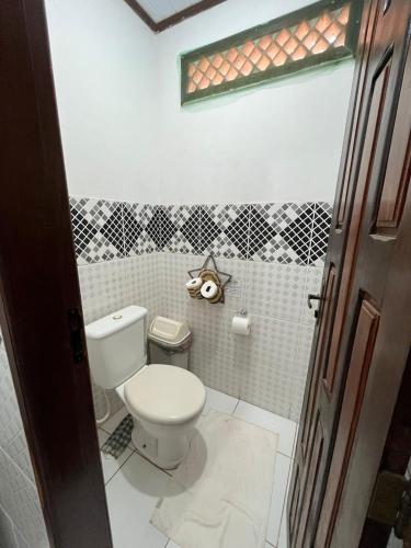 a bathroom with a white toilet in a room at Hostel Pousada do Tapajós in Alter do Chao