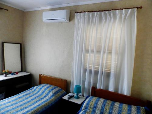 Un pat sau paturi într-o cameră la Akanthos Hotel