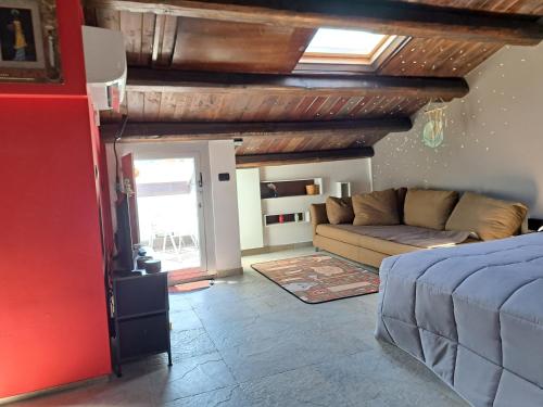 a living room with a bed and a couch at B&B22 Gammarana - Stazione Teramo in Teramo