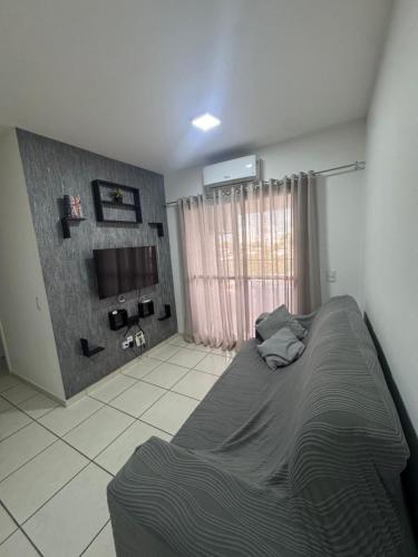a bedroom with a large bed in a room at Apto 3 Quartos com Ar, Piscina, Garagem - Cuiabá in Cuiabá