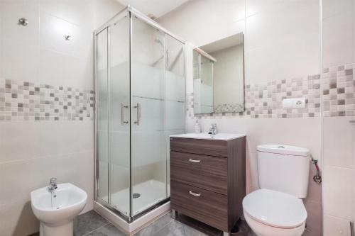 a bathroom with a toilet and a sink and a shower at Bungalow Barlovento Playa in Arenales del Sol