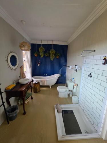 a bathroom with a tub and a toilet and a sink at Motubane Guest Farm in Madeteleli