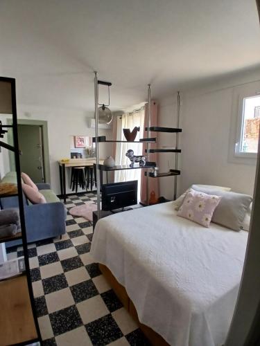 ein Schlafzimmer mit einem Bett und einem Schachbrettboden in der Unterkunft Studio Chill in Canet-en-Roussillon