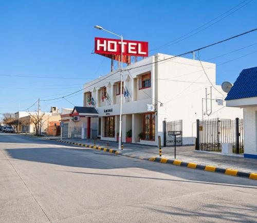 ein Hotel an einer Straßenseite in der Unterkunft HOTEL ANCONA Rio Colorado RN in Río Colorado