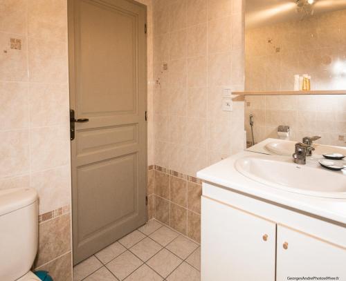 La salle de bains est pourvue d'un lavabo et de toilettes. dans l'établissement Le Balcon, à Dallet