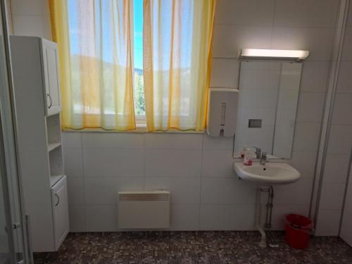 a bathroom with a sink and a window at Porsangerfjorden Lodge in Børselv