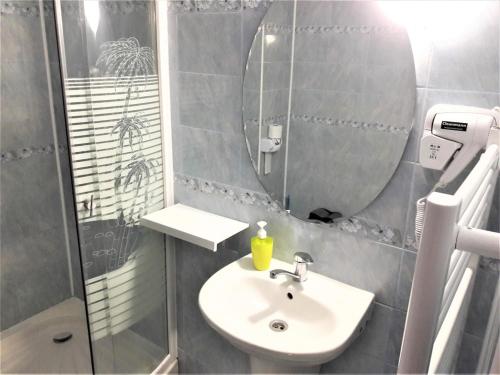 a bathroom with a sink and a mirror at Pensiunea Esential in Ocnele Mari