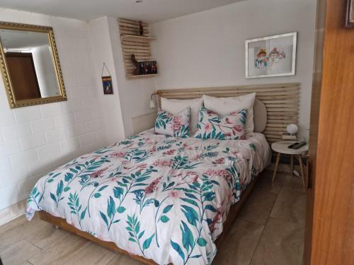 a bedroom with a bed and a table and a mirror at Studio Verde in Au