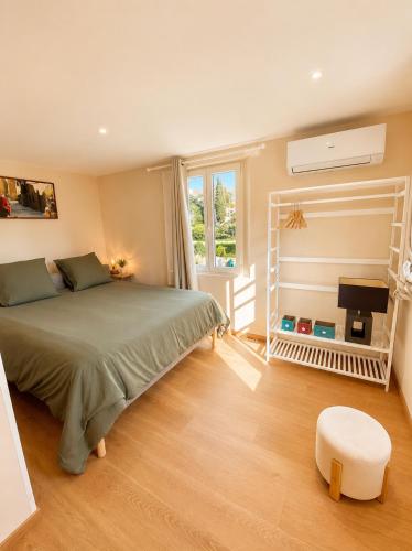 Great flat! 12 minute walk from train station and Palais
