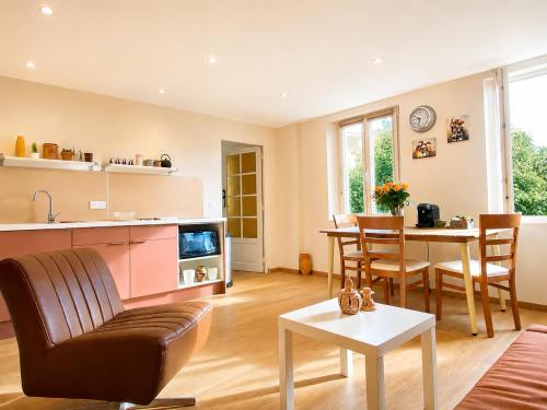 Great flat! 12 minute walk from train station and Palais