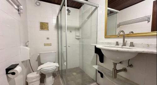 a bathroom with a toilet and a sink and a shower at Pousada Oceanica Buzios in Búzios