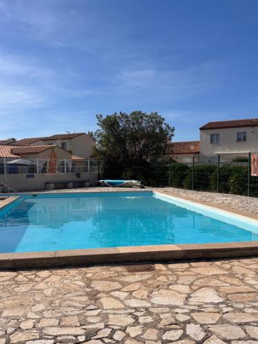 Appartement familial rez-de-chaussée grande terrasse piscine parking privé et wifi