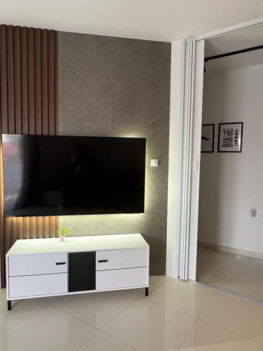 ein Wohnzimmer mit einem Flachbildfernseher an der Wand in der Unterkunft LiboroView in Niš