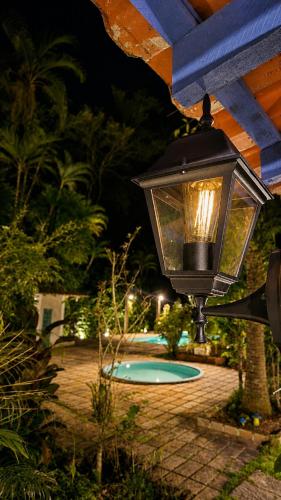 a street light with a swimming pool at night at Recanto Serenare in Angra dos Reis