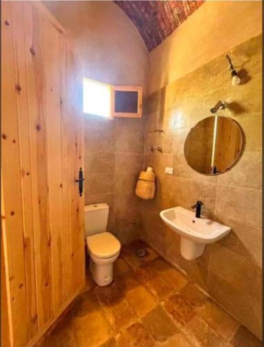 a bathroom with a toilet and a sink at Siwa Nostalgia Ecolodge in Siwa