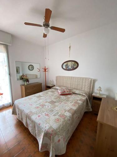 a bedroom with a bed and a ceiling fan at VARIE STRUTTURE Queste strutture NON FORNISCE lenzuola da letto e asciugamani in Lido Adriano