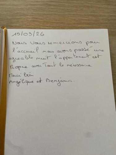 a piece of paper with handwriting on it at Joli studio climatisé au Port de Hyères - Proche Plages et Commerces - Linge de maison fourni in Hyères