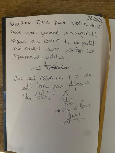 a piece of white paper with writing on it at Joli studio climatisé au Port de Hyères - Proche Plages et Commerces - Linge de maison fourni in Hyères
