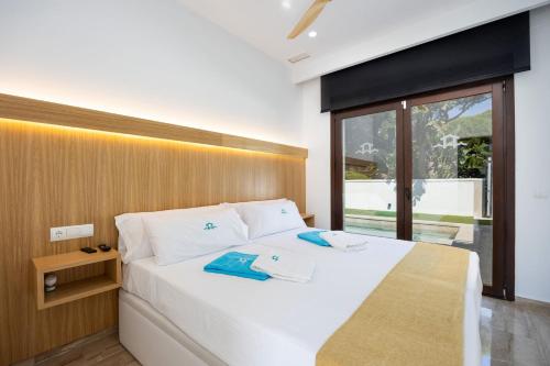 a bedroom with a large white bed and a window at Fely Sea Villa in Novo Sancti Petri