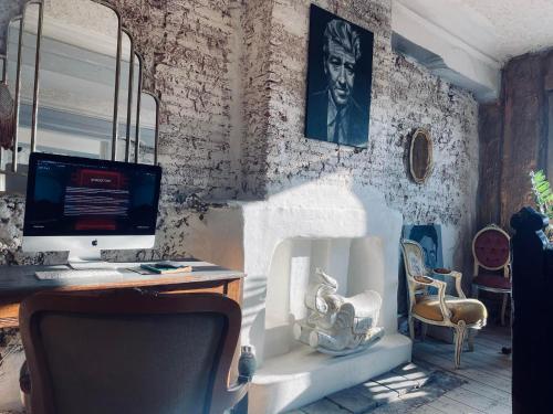 a room with a desk with a computer and chairs at Legions Retreat in Antwerp