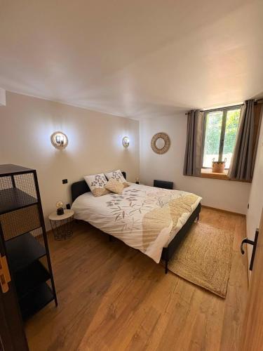 a bedroom with a large bed in a room at Villa du Parc le Lilas in Formiguères