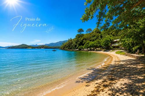 a beach on the shore of a body of water at Recanto Serenare in Angra dos Reis