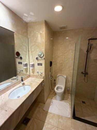 a bathroom with a toilet and a sink and a shower at الارض المتميزة -1 - نبراس الهدى - Nebras ElHoda in Mecca