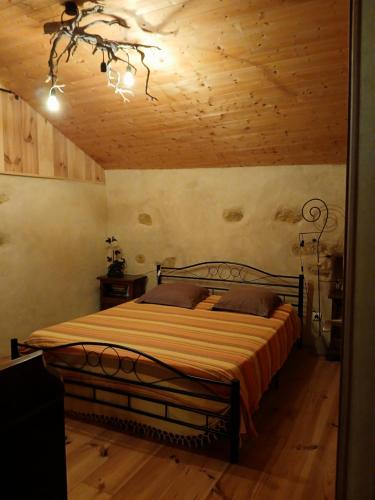 a bedroom with a bed with a wooden ceiling at Gîte l'appel de la Forêt in Betplan