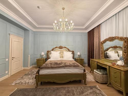 Llit o llits en una habitació de Leon Boutique Hotel