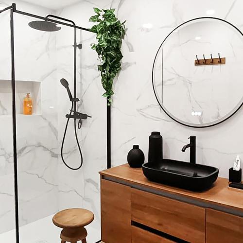 a bathroom with a sink and a mirror at La savignacoise in Savigny-en-Sancerre