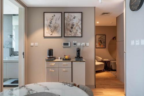 a room with a kitchen and a living room at Luxurious Studio Marina View Condor Marina Star in Dubai