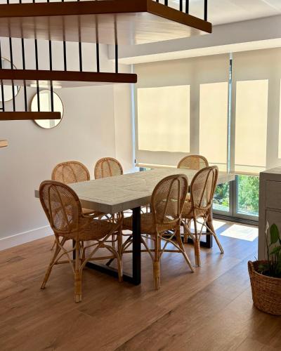 a dining room with a table and chairs at Canto de la Perdiz in Villafranca del Bierzo