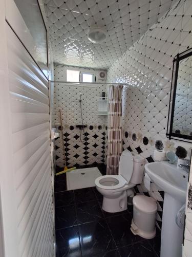 ein Badezimmer mit Toilette und Waschbecken in der Unterkunft Studio pêcheur in Oualidia