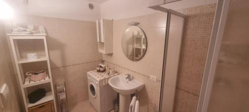 a bathroom with a sink and a washing machine at Bettyhouse in Sasseta